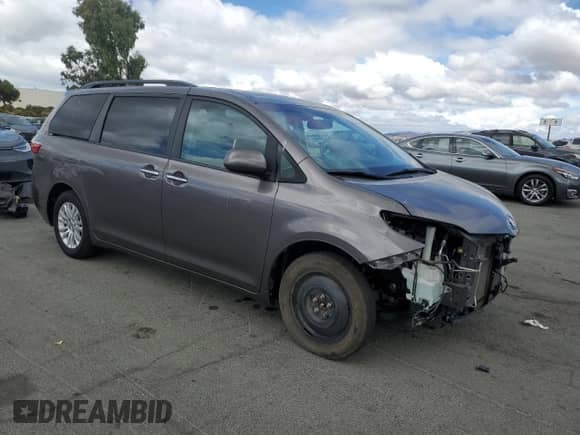 2017 Toyota Sienna XLE Auto Access Seat with VIN 5TDYZ3DC5HS780794, listed as a Copart auction lot 80290345 with 86,127 mi miles and Salvage title. Bid and sale history available at DreamBid. Image 4.
