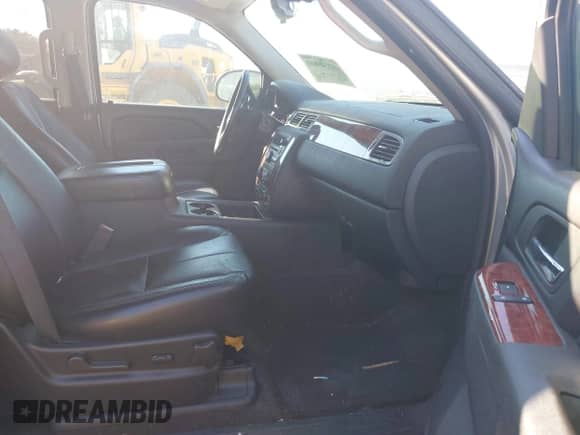 2011 Chevrolet Suburban LS с VIN 1GNSCHE07BR333292, выставлен на аукционе IAAI как лот 43451403 с пробегом 196 552 миль миль и . История ставок и продаж доступна на DreamBid. Изображение 5.