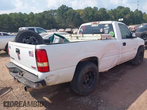 2002 GMC Sierra 1500 SL z VIN 1GTEC14V62Z900828, wystawiony jako IAAI lot #43205215 z przebiegiem Nie podano mil oraz . Historia ofert i sprzedaży dostępna na DreamBid. Obrazek 4.