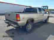 2001 Chevrolet Silverado 2500HD LS z VIN 1GCHK29UX1E313785, wystawiony jako IAAI lot #43371352 z przebiegiem 303 247 mil mil oraz . Historia ofert i sprzedaży dostępna na DreamBid. Obrazek 4.