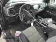 2023 Toyota Tacoma SR z VIN 3TYCZ5AN2PT126947, wystawiony jako Copart lot #70491195 z przebiegiem 69 236 mil mil oraz Szkoda całkowita • Salvage title. Historia ofert i sprzedaży dostępna na DreamBid. Obrazek 8.