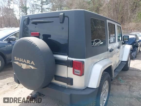 2007 Jeep Wrangler Unlimited Sahara z VIN 1J4GA59167L195254, wystawiony jako IAAI lot #41945934 z przebiegiem 252 496 mil mil oraz . Historia ofert i sprzedaży dostępna na DreamBid. Obrazek 4.