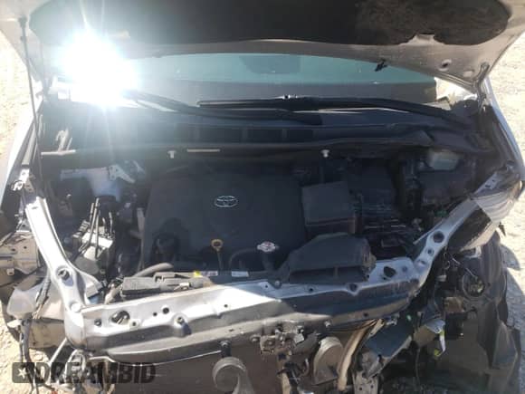 2020 Toyota Sienna XLE z VIN 5TDYZ3DC3LS085268, wystawiony jako Copart lot #71326215 z przebiegiem 99 246 mil mil oraz Szkoda całkowita • Salvage title. Historia ofert i sprzedaży dostępna na DreamBid. Obrazek 12.