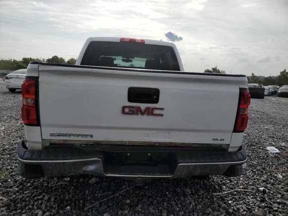 2014 GMC Sierra 1500 SLE z VIN 3GTU2UEC6EG251713, wystawiony jako Copart lot #82122335 z przebiegiem 235 756 mil mil oraz Szkoda całkowita • Salvage title. Historia ofert i sprzedaży dostępna na DreamBid. Obrazek 6.