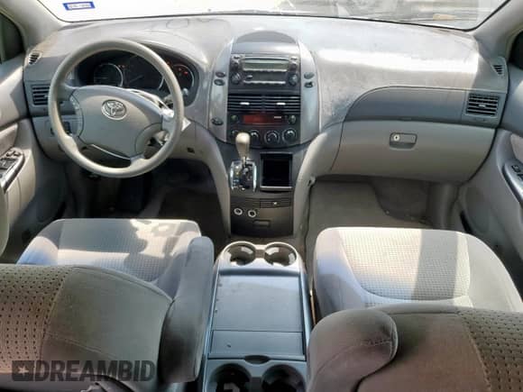 2008 Toyota Sienna LE z VIN 5TDZK23C48S183009, wystawiony jako Copart lot #70295935 z przebiegiem 184 241 mil mil oraz Szkoda całkowita • Salvage title. Historia ofert i sprzedaży dostępna na DreamBid. Obrazek 8.