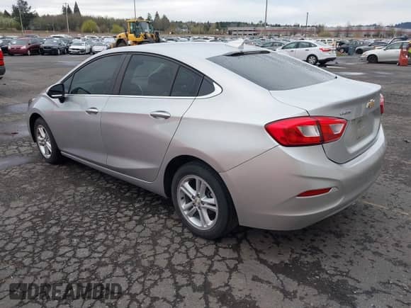 2018 Chevrolet Cruze LT z VIN 1G1BH5SE9J7130948, wystawiony jako IAAI lot #41813183 z przebiegiem 106 663 mil mil oraz . Historia ofert i sprzedaży dostępna na DreamBid. Obrazek 3.
