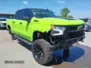 2022 Chevrolet Silverado 1500 RST z VIN 1GCUDEED7NZ585337, wystawiony jako IAAI lot #42092773 z przebiegiem 37 402 mil mil oraz . Historia ofert i sprzedaży dostępna na DreamBid. Obrazek 1.