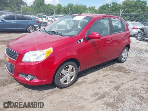 2011 Chevrolet Aveo 1LT z VIN KL1TD6DE1BB206260, wystawiony jako IAAI lot #42809473 z przebiegiem 105 684 mil mil oraz . Historia ofert i sprzedaży dostępna na DreamBid. Obrazek 2.