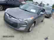 2017 Hyundai Veloster Value Edition z VIN KMHTC6AD7HU308551, wystawiony jako IAAI lot #43455924 z przebiegiem 161 989 mil mil oraz . Historia ofert i sprzedaży dostępna na DreamBid. Obrazek 2.