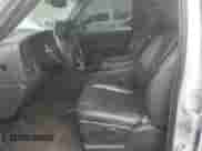 2005 GMC Sierra 1500 SLE z VIN 2GTEK13T751180214, wystawiony jako Copart lot #84294625 z przebiegiem 174 546 mil mil oraz Czysty tytuł • Clean title. Historia ofert i sprzedaży dostępna na DreamBid. Obrazek 7.