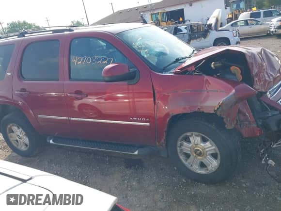 2011 Chevrolet Tahoe LT z VIN 1GNSKBE02BR310230, wystawiony jako IAAI lot #42703227 z przebiegiem 175 986 mil mil oraz . Historia ofert i sprzedaży dostępna na DreamBid. Obrazek 13.