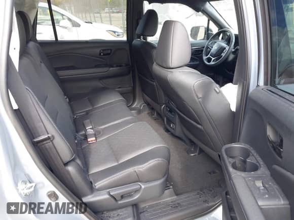 2023 Honda Passport Elite z VIN 5FNYF8H03PB000039, wystawiony jako IAAI lot #40593339 z przebiegiem 33 697 mil mil oraz . Historia ofert i sprzedaży dostępna na DreamBid. Obrazek 8.