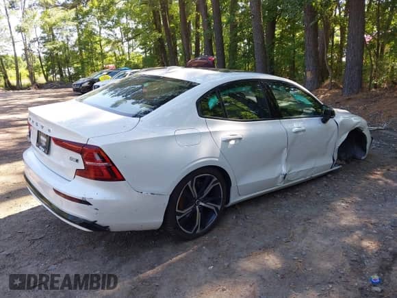 2024 Volvo S60 Core Dark Theme z VIN 7JRL12TK3RG318591, wystawiony jako IAAI lot #42562364 z przebiegiem 17 170 mil mil oraz . Historia ofert i sprzedaży dostępna na DreamBid. Obrazek 4.