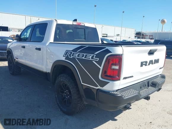 2025 Ram 1500 Rebel z VIN 1C6SRFLP7SN578409, wystawiony jako IAAI lot #41708841 z przebiegiem 18 153 mil mil oraz . Historia ofert i sprzedaży dostępna na DreamBid. Obrazek 3.