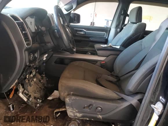 2022 Ram 1500 Big Horn z VIN 1C6SRFFT3NN139723, wystawiony jako Copart lot #84616785 z przebiegiem 146 106 mil mil oraz Czysty tytuł • Clean title. Historia ofert i sprzedaży dostępna na DreamBid. Obrazek 7.