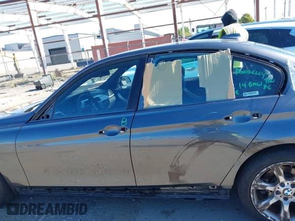 2014 BMW 3 Series 320i xDrive с VIN WBA3C3C5XEP662368, выставлен на аукционе IAAI как лот 43060617 с пробегом 106 404 миль миль и . История ставок и продаж доступна на DreamBid. Изображение 14.