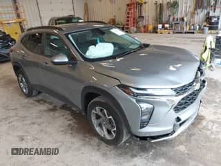 2025 Chevrolet Trax LT с VIN KL77LHEPXSC150481, выставлен на аукционе IAAI как лот 42849658 с пробегом 28 526 миль миль и . История ставок и продаж доступна на DreamBid. Изображение 1.