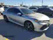 2019 Toyota Camry SE z VIN 4T1B11HK3KU268503, wystawiony jako Copart lot #71220275 z przebiegiem 105 038 mil mil oraz Szkoda całkowita • Salvage title. Historia ofert i sprzedaży dostępna na DreamBid. Obrazek 4.