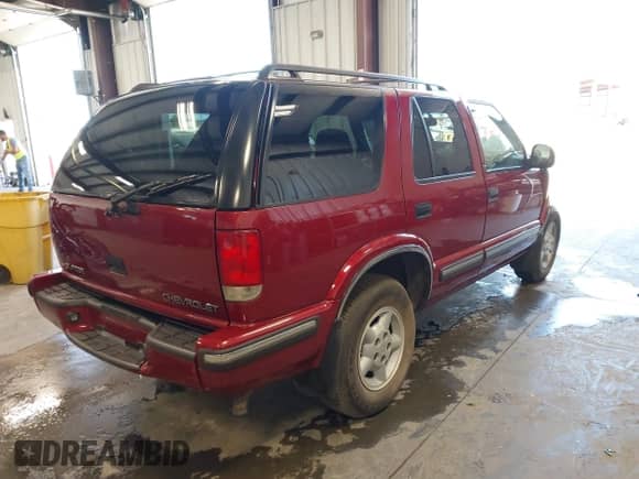 1998 Chevrolet Blazer LS z VIN 1GNDT13W2W2226267, wystawiony jako IAAI lot #42496531 z przebiegiem 58 012 mil mil oraz . Historia ofert i sprzedaży dostępna na DreamBid. Obrazek 4.