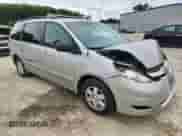 2010 Toyota Sienna CE z VIN 5TDKK4CC2AS297884, wystawiony jako Copart lot #67843815 z przebiegiem 171 954 mil mil oraz Szkoda całkowita • Salvage title. Historia ofert i sprzedaży dostępna na DreamBid. Obrazek 4.