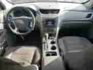 2015 Chevrolet Traverse LS z VIN 1GNKVFKD1FJ119666, wystawiony jako Copart lot #81396995 z przebiegiem 143 040 mil mil oraz Czysty tytuł • Clean title. Historia ofert i sprzedaży dostępna na DreamBid. Obrazek 8.
