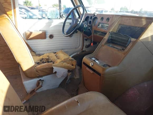 1989 Chevrolet Chevy Van z VIN 2GCEG25K8K4162343, wystawiony jako IAAI lot #42634738 z przebiegiem 96 830 mil mil oraz . Historia ofert i sprzedaży dostępna na DreamBid. Obrazek 5.