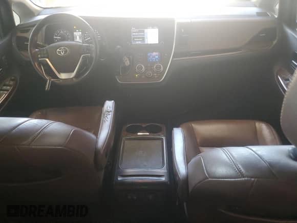 2020 Toyota Sienna XLE z VIN 5TDDZ3DC0LS239417, wystawiony jako Copart lot #68031765 z przebiegiem 85 516 mil mil oraz Szkoda całkowita • Salvage title. Historia ofert i sprzedaży dostępna na DreamBid. Obrazek 8.