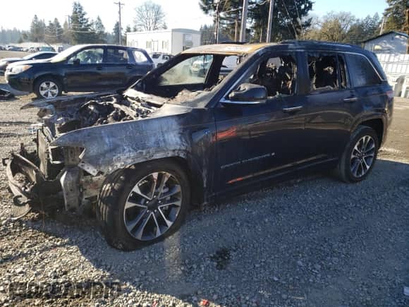 2024 Jeep Grand Cherokee Overland z VIN 1C4RJYD61R8923183, wystawiony jako Copart lot #42760905 z przebiegiem Nie podano mil oraz Szkoda całkowita • Salvage title. Historia ofert i sprzedaży dostępna na DreamBid. Obrazek 1.