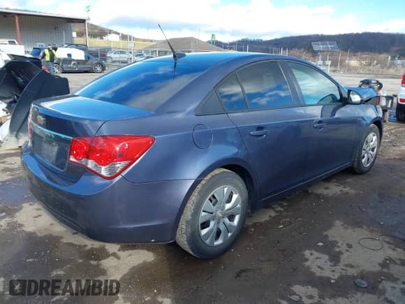 2013 Chevrolet Cruze LS z VIN 1G1PA5SGXD7302629, wystawiony jako IAAI lot #41213864 z przebiegiem 106 062 mil mil oraz . Historia ofert i sprzedaży dostępna na DreamBid. Obrazek 4.
