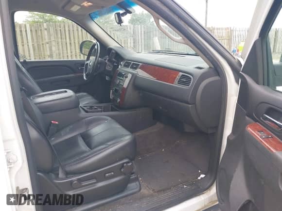 2010 Chevrolet Suburban LT z VIN 1GNUCJE01AR199247, wystawiony jako IAAI lot #42365497 z przebiegiem 289 944 mil mil oraz . Historia ofert i sprzedaży dostępna na DreamBid. Obrazek 5.