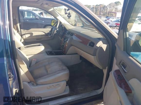 2007 Chevrolet Tahoe LTZ z VIN 1GNFC13JX7R378190, wystawiony jako IAAI lot #43442648 z przebiegiem 265 265 mil mil oraz . Historia ofert i sprzedaży dostępna na DreamBid. Obrazek 5.