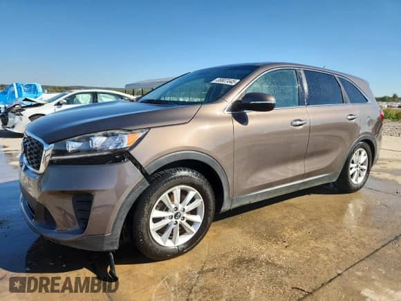 2020 Kia Sorento LX z VIN 5XYPG4A56LG615081, wystawiony jako Copart lot #86607445 z przebiegiem 117 290 mil mil oraz Czysty tytuł • Clean title. Historia ofert i sprzedaży dostępna na DreamBid. Obrazek 1.