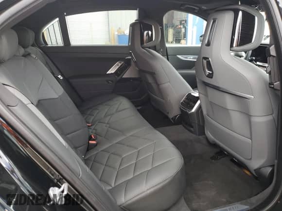 2025 BMW 7 Series 740i xDrive z VIN WBA33EH00SCU16683, wystawiony jako Copart lot #47573935 z przebiegiem 374 mil mil oraz Czysty tytuł • Clean title. Historia ofert i sprzedaży dostępna na DreamBid. Obrazek 10.