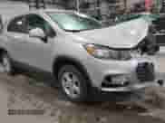 2022 Chevrolet Trax LS z VIN KL7CJNSM5NB550309, wystawiony jako IAAI lot #41208893 z przebiegiem 60 580 mil mil oraz . Historia ofert i sprzedaży dostępna na DreamBid. Obrazek 1.