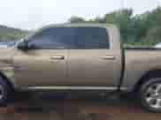 2013 Ram 1500 Outdoorsman z VIN 1C6RR6LT3DS581405, wystawiony jako IAAI lot #42484530 z przebiegiem Nie podano mil oraz . Historia ofert i sprzedaży dostępna na DreamBid. Obrazek 14.