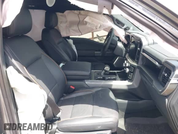 2024 Ford F-150 Lariat z VIN 1FTFW5L57RFB58262, wystawiony jako IAAI lot #42255702 z przebiegiem 4 763 mil mil oraz . Historia ofert i sprzedaży dostępna na DreamBid. Obrazek 5.