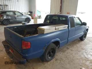 2003 Chevrolet S-10 LS с VIN 1GCCS19H138169858, выставлен на аукционе IAAI как лот 43478650 с пробегом 253 852 миль миль и . История ставок и продаж доступна на DreamBid. Изображение 4.