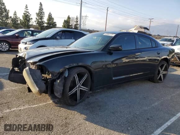 2013 Dodge Charger SE z VIN 2C3CDXBG1DH625534, wystawiony jako Copart lot #43084115 z przebiegiem 135 899 mil mil oraz Czysty tytuł • Clean title. Historia ofert i sprzedaży dostępna na DreamBid. Obrazek 1.