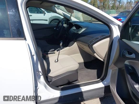 2015 Ford Focus SE z VIN 1FADP3K24FL304572, wystawiony jako IAAI lot #43530381 z przebiegiem 80 729 mil mil oraz . Historia ofert i sprzedaży dostępna na DreamBid. Obrazek 5.