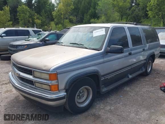 1994 Chevrolet Suburban z VIN 1GBEC16K3RJ426658, wystawiony jako IAAI lot #43051246 z przebiegiem 236 994 mil mil oraz . Historia ofert i sprzedaży dostępna na DreamBid. Obrazek 2.