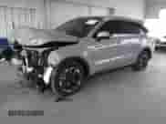 2025 Kia Sorento S z VIN 5XYRL4JC7SG351127, wystawiony jako IAAI lot #43171772 z przebiegiem 5 669 mil mil oraz . Historia ofert i sprzedaży dostępna na DreamBid. Obrazek 2.