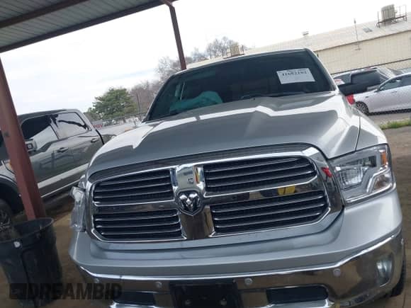 2017 Ram 1500 Big Horn z VIN 1C6RR6LT3HS582981, wystawiony jako IAAI lot #41682102 z przebiegiem 125 538 mil mil oraz . Historia ofert i sprzedaży dostępna na DreamBid. Obrazek 13.
