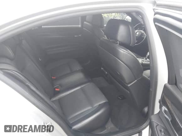 2012 BMW 7 Series 750i xDrive z VIN WBAKC6C58CC396561, wystawiony jako IAAI lot #42700568 z przebiegiem 135 433 mil mil oraz . Historia ofert i sprzedaży dostępna na DreamBid. Obrazek 8.