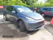 2023 Tesla Model Y Long Range z VIN 7SAYGAEE8PF880355, wystawiony jako IAAI lot #42635761 z przebiegiem 57 442 mil mil oraz . Historia ofert i sprzedaży dostępna na DreamBid. Obrazek 1.