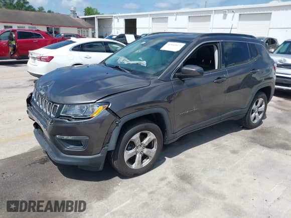 2020 Jeep Compass Latitude z VIN 3C4NJCBB3LT136018, wystawiony jako IAAI lot #41915073 z przebiegiem 80 785 mil mil oraz . Historia ofert i sprzedaży dostępna na DreamBid. Obrazek 2.