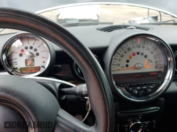 2011 MINI Hardtop z VIN WMWSU3C54BT253391, wystawiony jako Copart lot #57215905 z przebiegiem 199 273 mil mil oraz Czysty tytuł • Clean title. Historia ofert i sprzedaży dostępna na DreamBid. Obrazek 10.