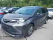 2023 Toyota Sienna LE z VIN 5TDKSKFC2PS075368, wystawiony jako IAAI lot #43087547 z przebiegiem 99 589 mil mil oraz . Historia ofert i sprzedaży dostępna na DreamBid. Obrazek 17.