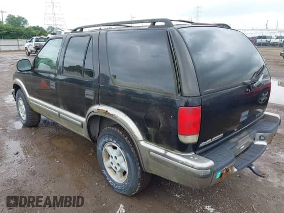 1998 Chevrolet Blazer LS z VIN 1GNDT13W9W2289009, wystawiony jako IAAI lot #42533871 z przebiegiem 165 585 mil mil oraz . Historia ofert i sprzedaży dostępna na DreamBid. Obrazek 3.
