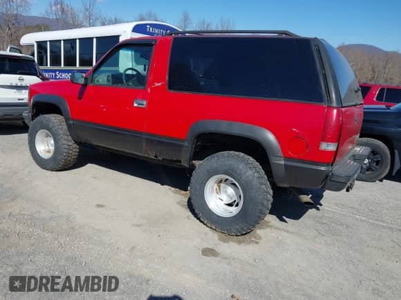1999 Chevrolet Tahoe z VIN 3GNEK18R7XG189820, wystawiony jako IAAI lot #41631906 z przebiegiem 212 720 mil mil oraz . Historia ofert i sprzedaży dostępna na DreamBid. Obrazek 3.
