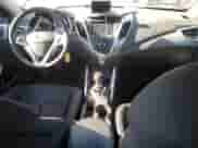 2013 Hyundai Veloster w/Black Int z VIN KMHTC6AD2DU126699, wystawiony jako Copart lot #57329805 z przebiegiem 85 303 mil mil oraz Szkoda całkowita • Salvage title. Historia ofert i sprzedaży dostępna na DreamBid. Obrazek 8.